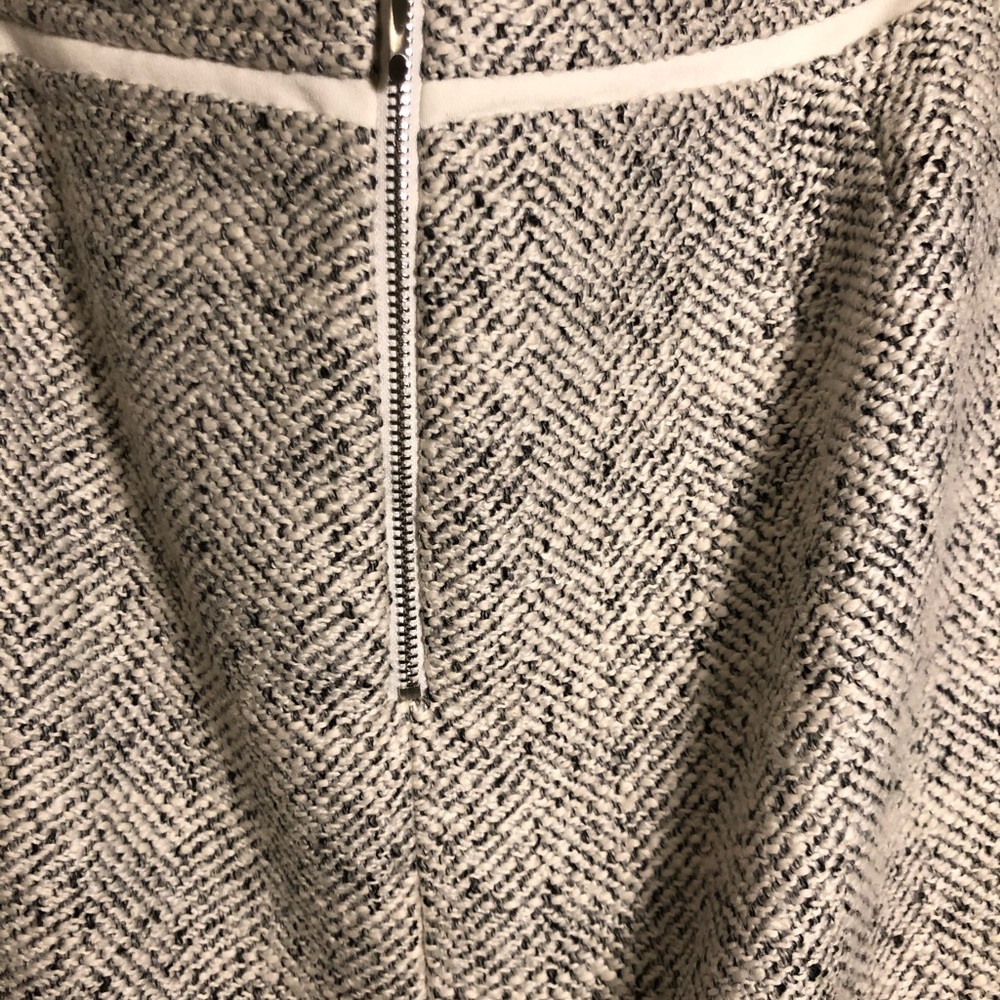 White House Black Market Grey & White Pencil Skirt - Size 8P - Picture 3 of 10